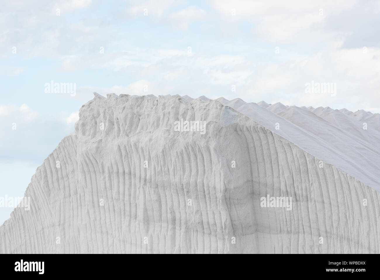 Hill aus reinem Salz in Salina in Südeuropa Stockfoto