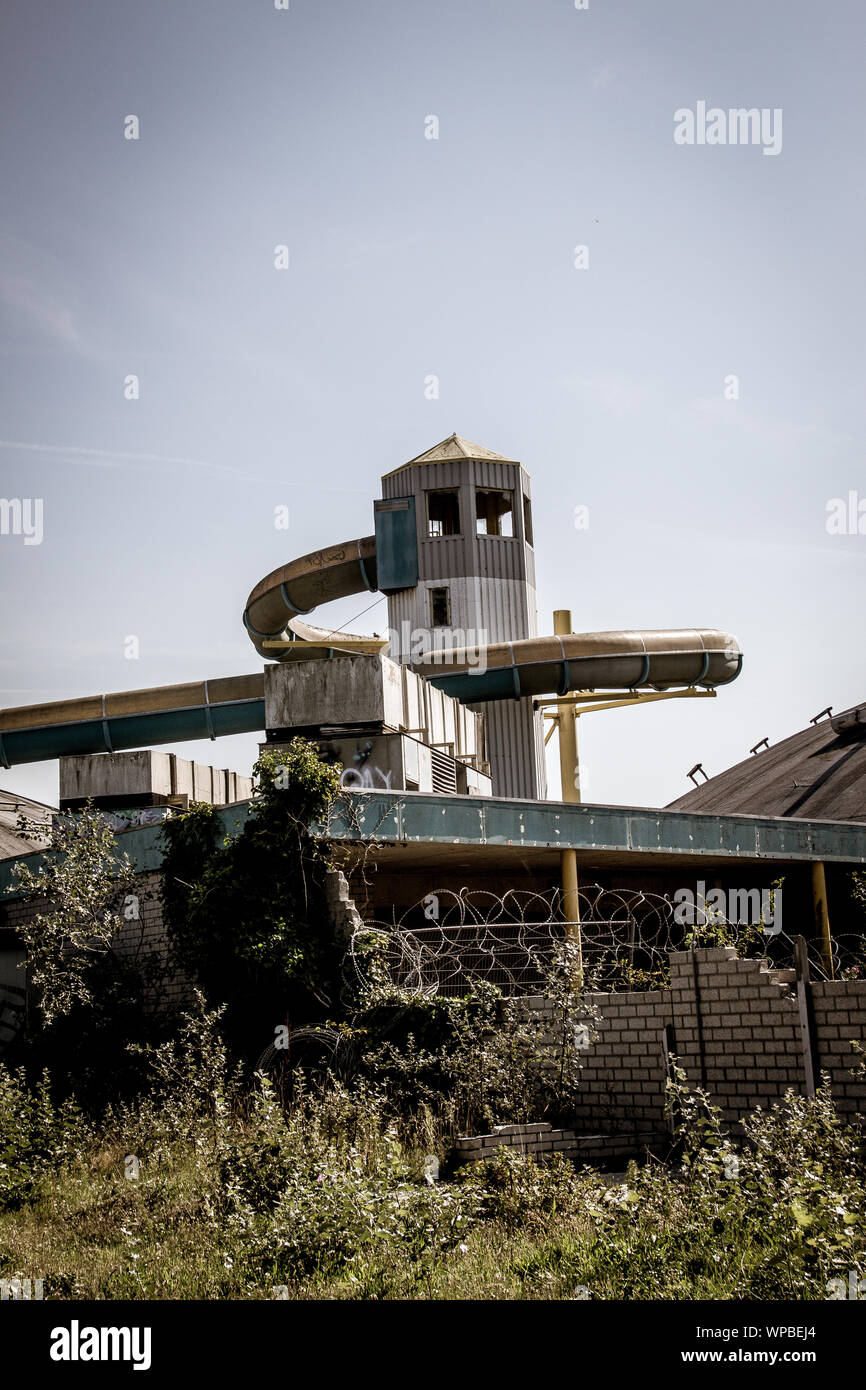 Outdoor geschossen von einem alten, verlassenen Innenpool mit seinen remarakable Rutschenturm in Nes, Ameland, im August 2019 Stockfoto