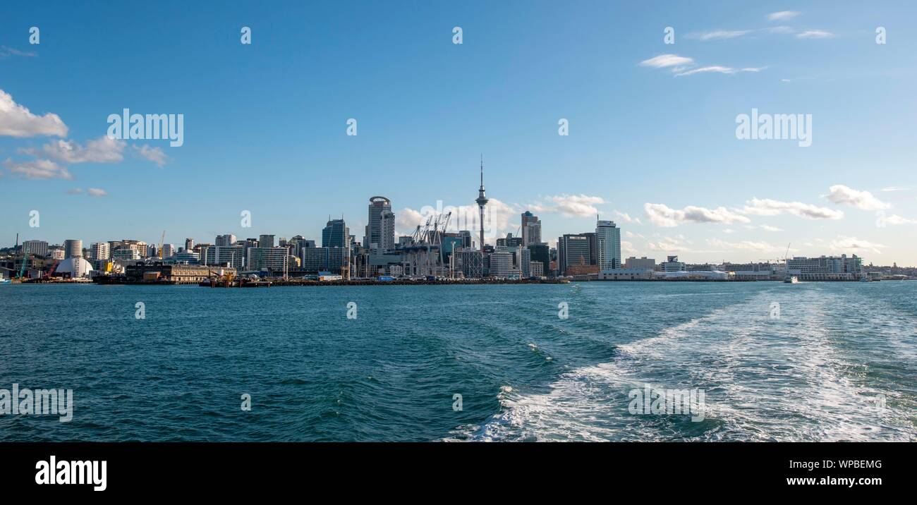Skyline von Auckland Waitemata Hafen, der Sky Tower, Central Business District, Auckland, Nordinsel, Neuseeland Stockfoto