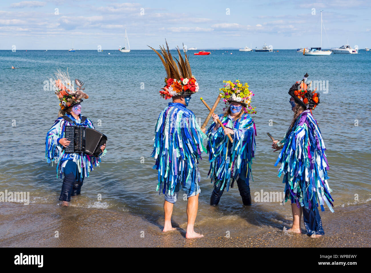 Swanage, Dorset UK. 8. September 2019. Menschenmassen strömen in der Küstenstadt Swanage das Tanzen zu genießen, mit über 50 dance Teams einschließlich Morris tanzen für Swanage Folk Festival. Morris Tänzer tanzen in das Meer am Ende der zweitägigen Festival an einem warmen sonnigen Tag. Mitglieder des Exmoor Grenze Morris. Credit: Carolyn Jenkins/Alamy leben Nachrichten Stockfoto