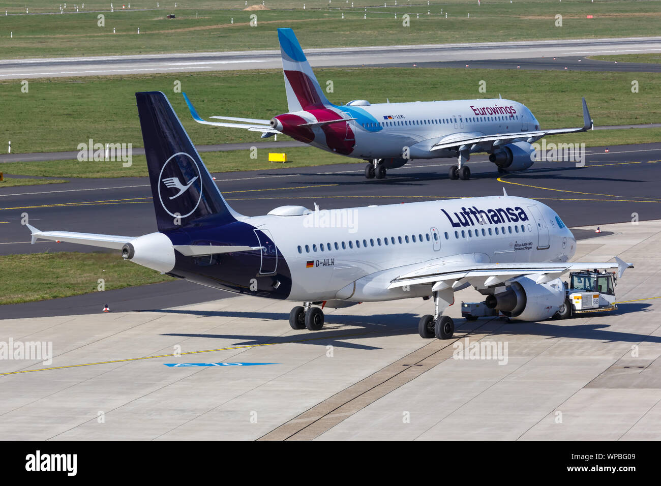 Düsseldorf, Deutschland - März 24, 2019: Lufthansa und Eurowings Airbus Flugzeuge am Flughafen Düsseldorf (DUS) in Deutschland. Stockfoto