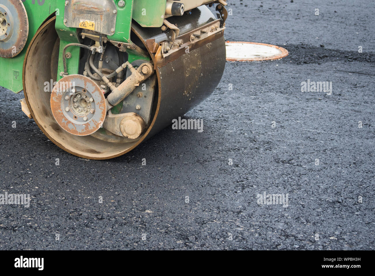 Die Asphaltierung der Straße arbeitet mit neuer Oberfläche Stockfoto