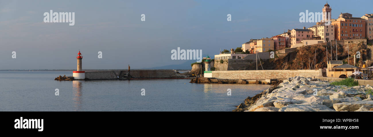 Blick auf die Altstadt von Bastia, Leuchtturm und Hafen. Bastia ist an zweiter Stelle größte Stadt auf Korsika, Frankreich. Stockfoto