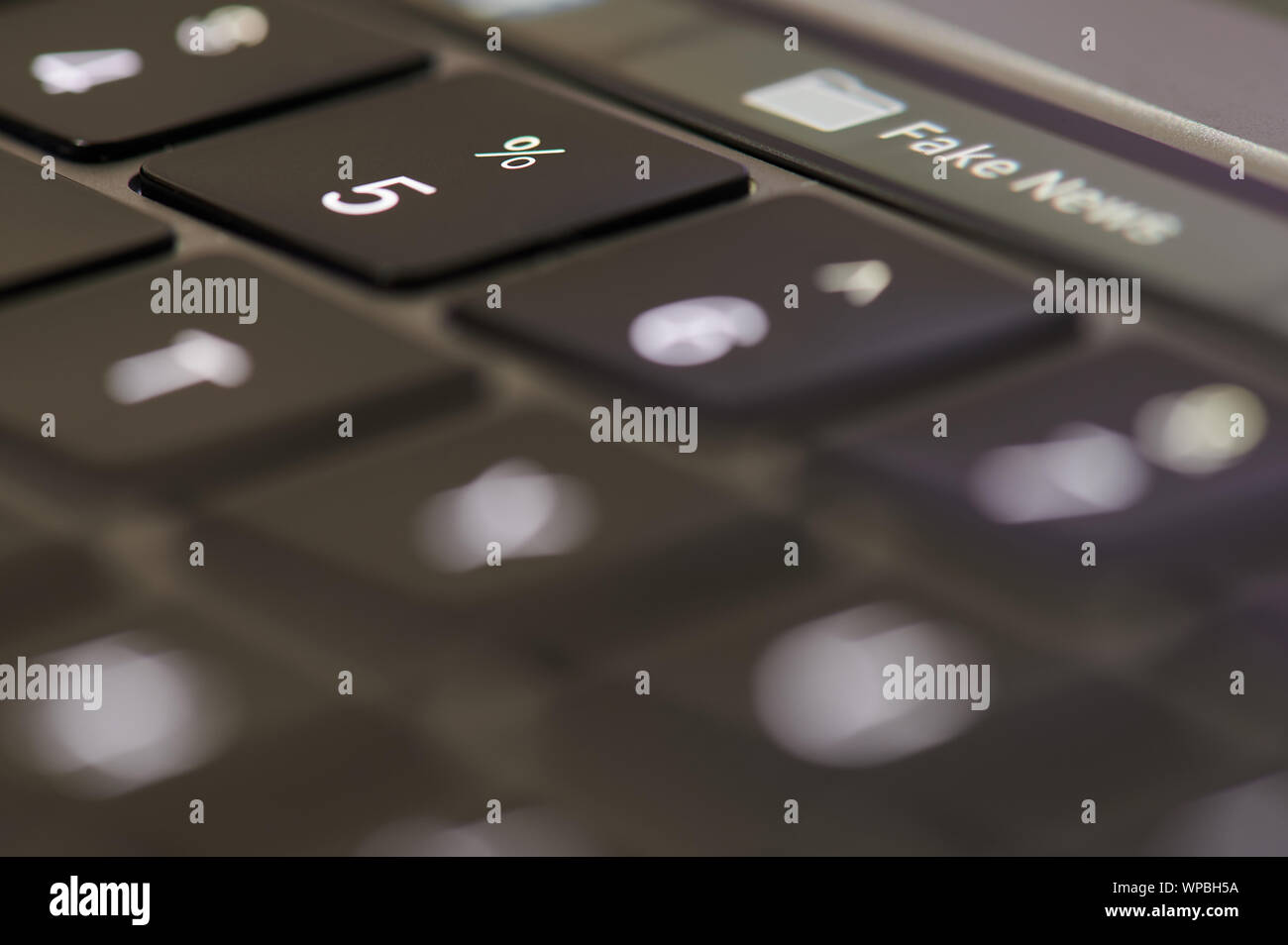 Gefälschte Nachrichten Konzept. In der Nähe von Computer Tastatur mit gefälschten Nachrichten auf dem Display Stockfoto