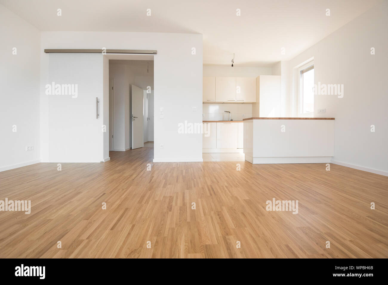 Leere Wohnung mit Holz Buche Bodenbeläge Stockfoto