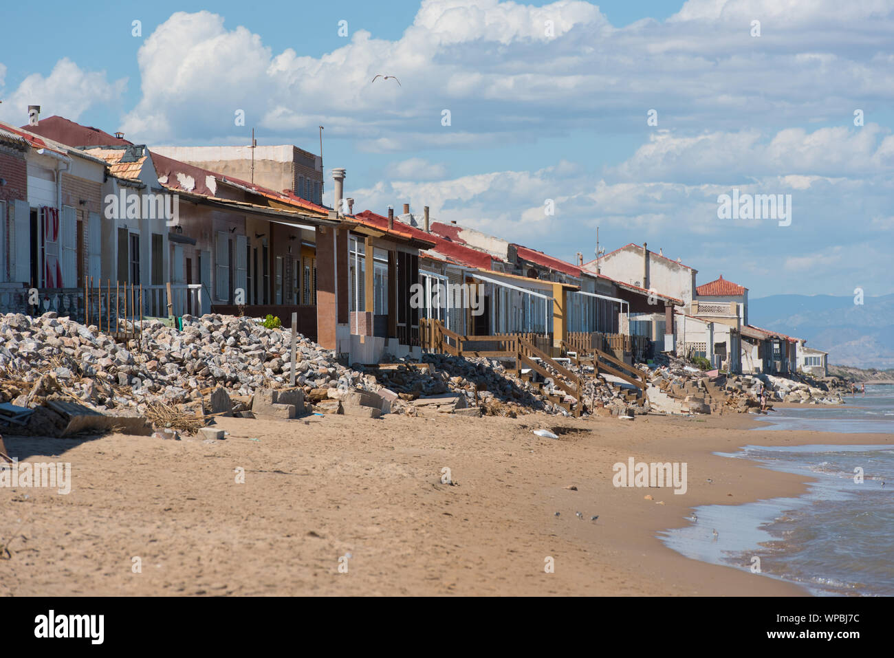 Leistungsschalter bedrohen Haus Bau an der Küste durch den Klimawandel? Stockfoto