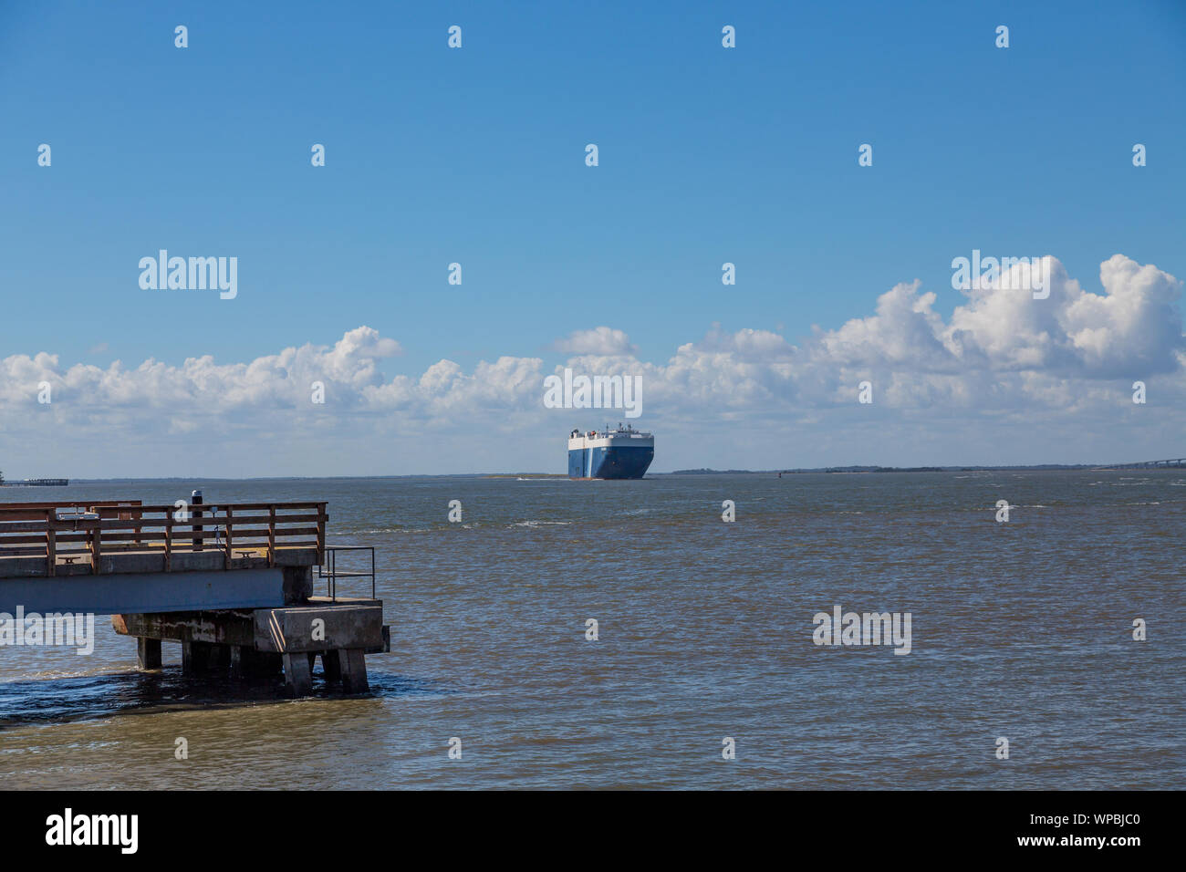 BRUNSWICK, Georgia - 8. September 2019: Die küstenwache ist auf der Suche nach Crew von einem Träger Träger Schiff, das Feuer gefangen und in die St.-Sim gekentert Stockfoto