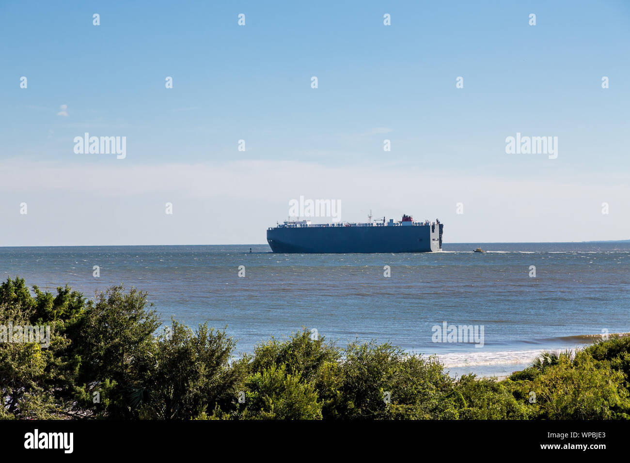 BRUNSWICK, Georgia - 8. September 2019: Die küstenwache ist auf der Suche nach Crew von einem Träger Träger Schiff, das Feuer gefangen und in die St.-Sim gekentert Stockfoto
