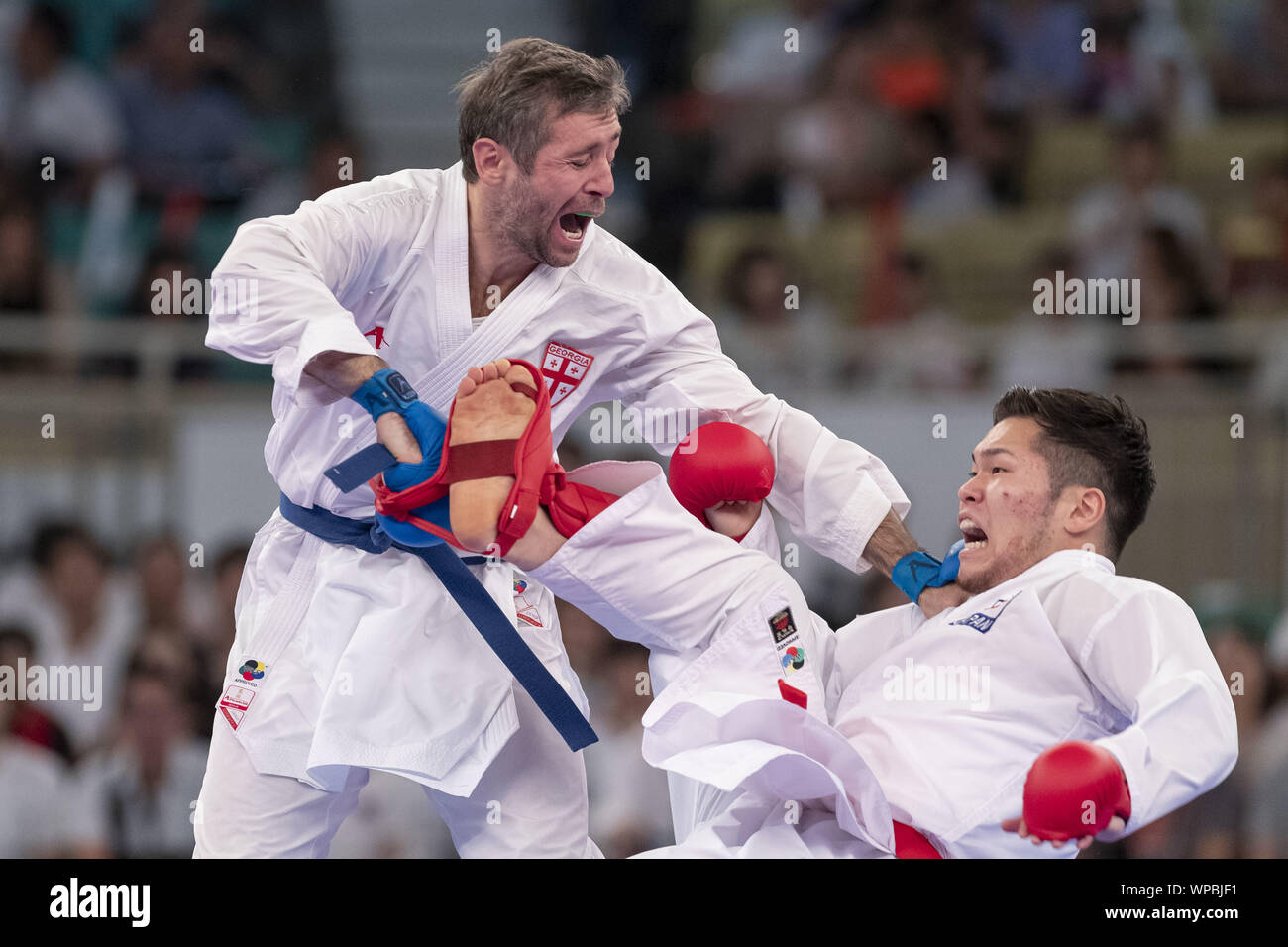 Tokio, Japan. 8. Sep 2019. Gogita Arkania von Georgien (blau) kämpft gegen Daiki Ando von Japan (rot) für die Bronze Medaille der 84-kg-Klasse der Männer bei den Kumite Karate 1 Premier League Tokyo 2019. Das Karate 1 Premier League ist von September 6 bis 8 an der Nippon Budokan statt. Karate wird seine Premiere auf der Tokyo Olympischen Sommerspiele 2020 machen. Gogita Arkania gewann Bronze. Credit: Rodrigo Reyes Marin/ZUMA Draht/Alamy leben Nachrichten Stockfoto