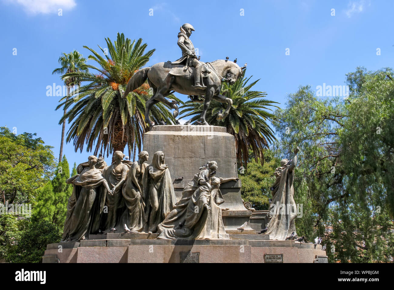 Blick auf die historischen Statue Plaza 9 de Julio in Salta, Argentinien, Südamerika an einem sonnigen Tag. Stockfoto