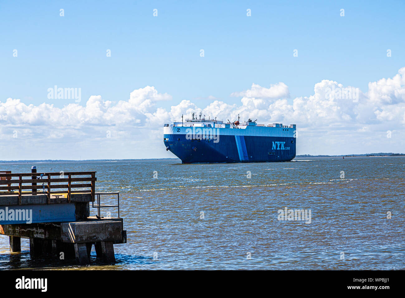 BRUNSWICK, Georgia - 8. September 2019: Die küstenwache ist auf der Suche nach Crew von einem Träger Träger Schiff, das Feuer gefangen und in die St.-Sim gekentert Stockfoto