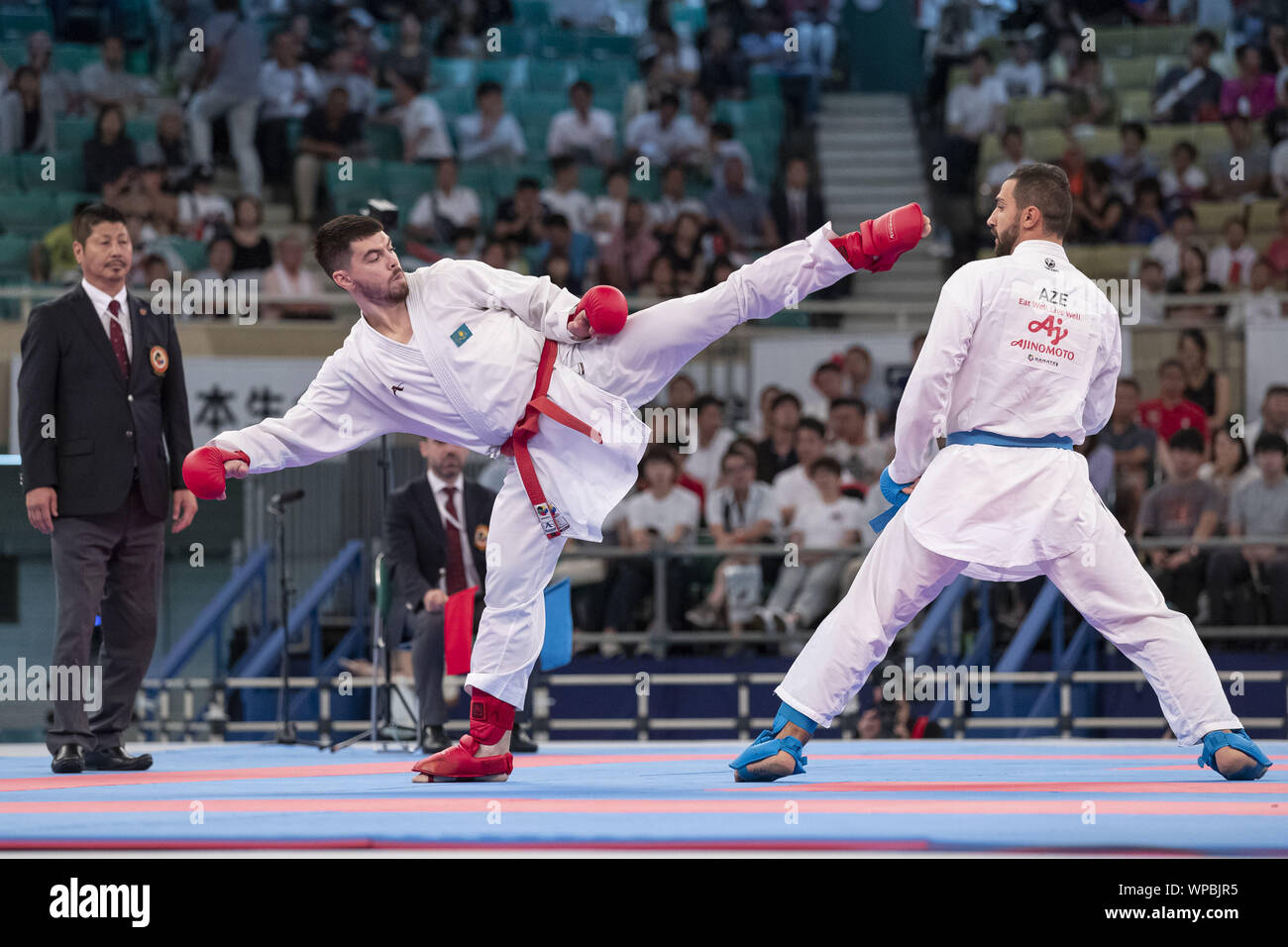 Tokio, Japan. 8. Sep 2019. Aykhan Mamayev von Aserbaidschan (blau) kämpft gegen Igor Chikhmarev von Kasachstan (rot) für die Bronze Medaille der männlichen Kumite -84 kg Kategorie am Karate 1 Premier League Tokyo 2019. Das Karate 1 Premier League ist von September 6 bis 8 an der Nippon Budokan statt. Karate wird seine Premiere auf der Tokyo Olympischen Sommerspiele 2020 machen. Aykhan Mamayev gewann Bronze. Credit: Rodrigo Reyes Marin/ZUMA Draht/Alamy leben Nachrichten Stockfoto