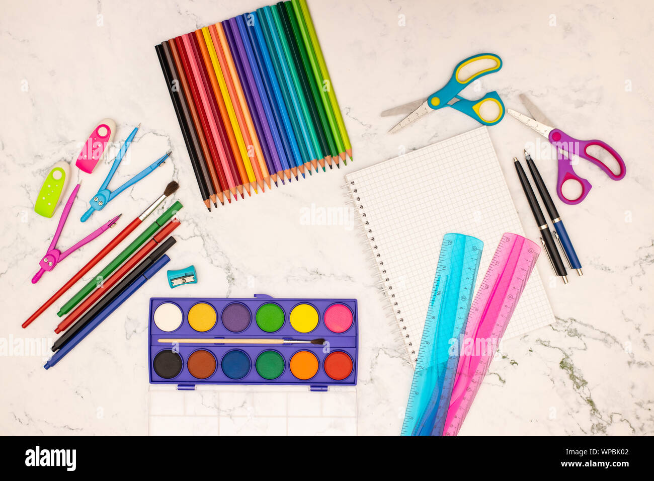 Zurück zu Schule - Schule liefert auf dem Schreibtisch Stockfoto
