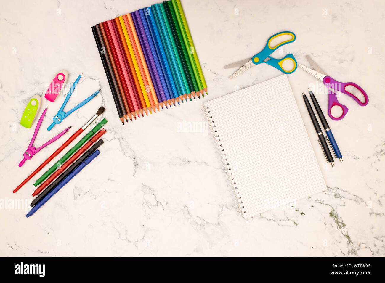 Zurück zu Schule - Schule liefert auf dem Schreibtisch Stockfoto