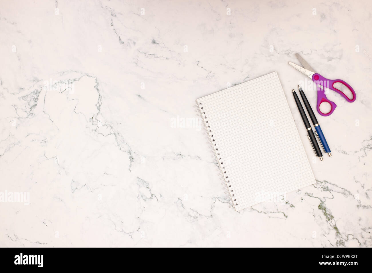 Zurück zu Schule - Schule liefert auf dem Schreibtisch Stockfoto