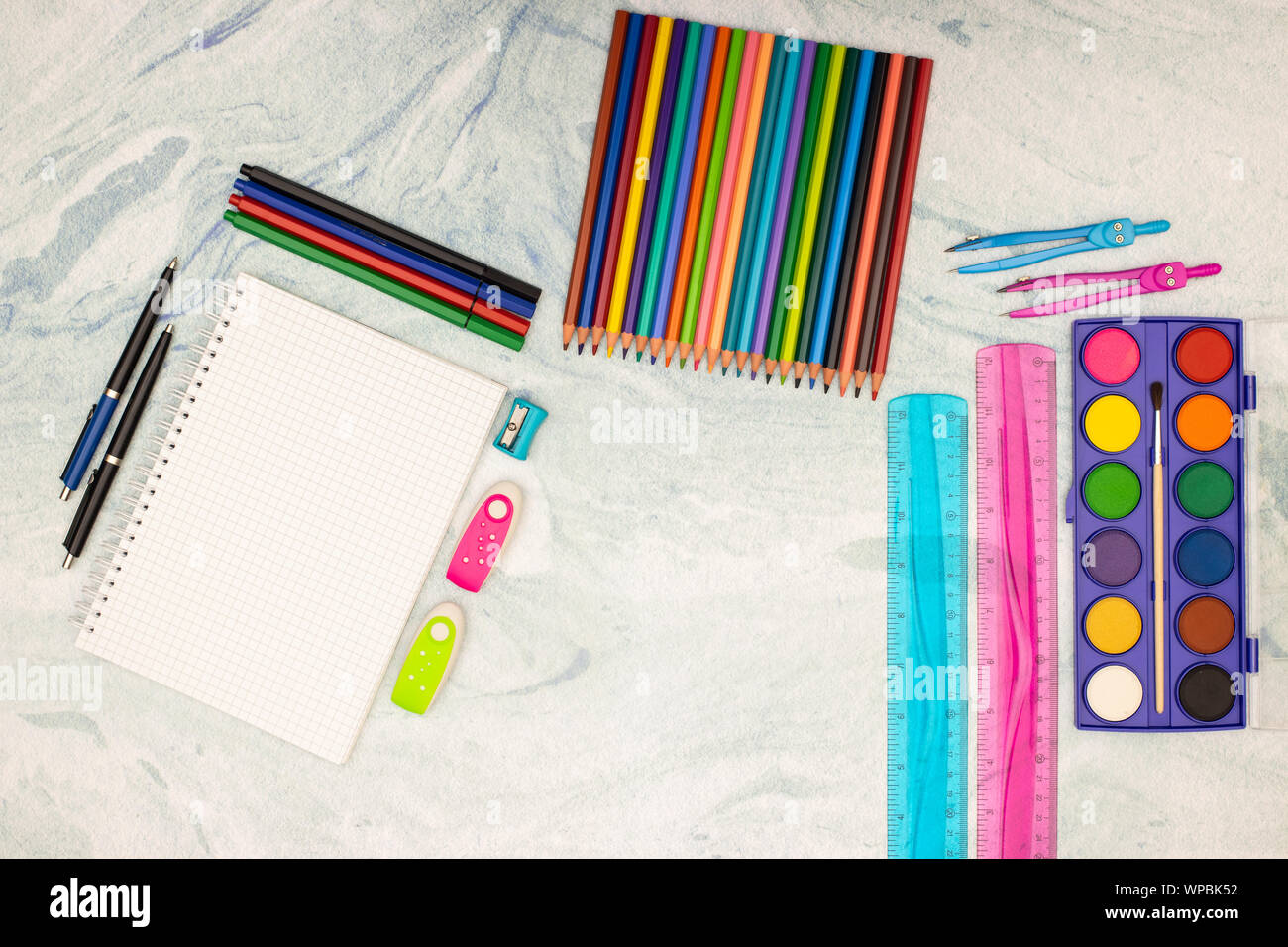 Zurück zu Schule - Schule liefert auf dem Schreibtisch Stockfoto