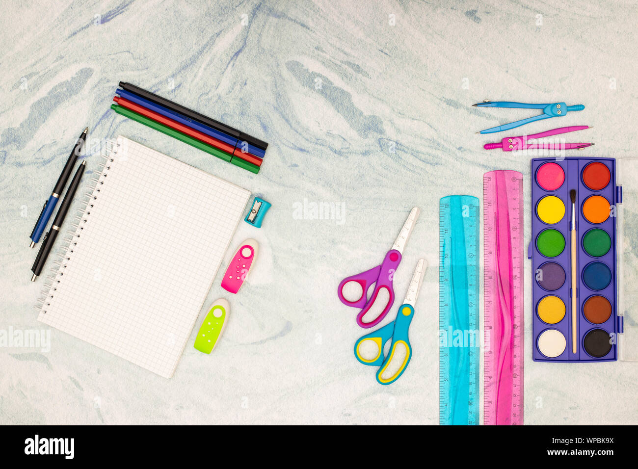 Zurück zu Schule - Schule liefert auf dem Schreibtisch Stockfoto