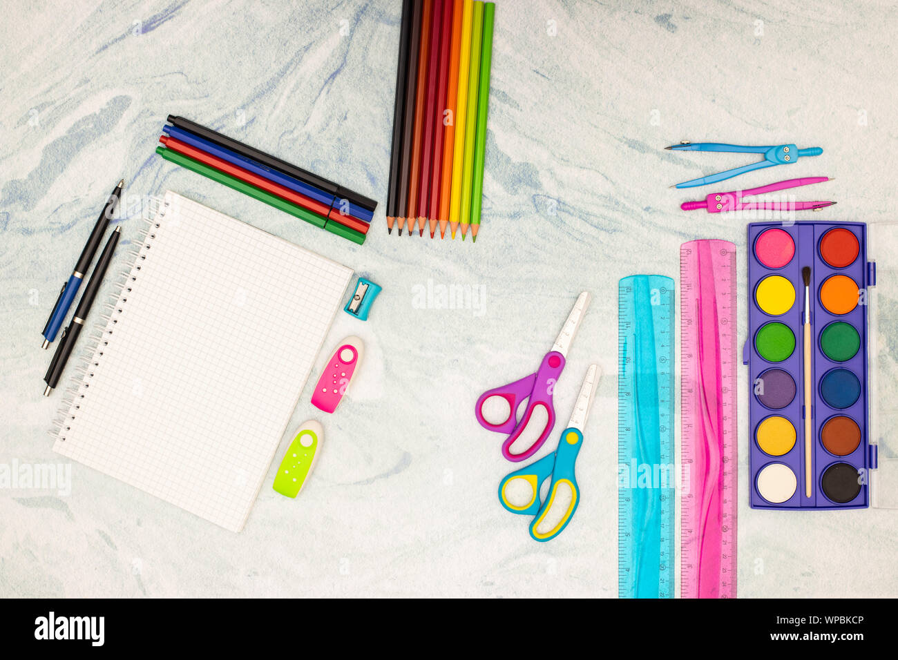 Zurück zu Schule - Schule liefert auf dem Schreibtisch Stockfoto