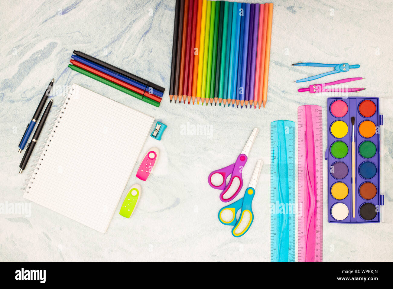 Zurück zu Schule - Schule liefert auf dem Schreibtisch Stockfoto