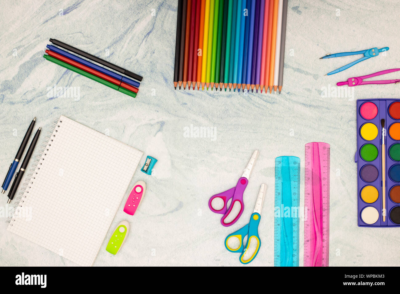 Zurück zu Schule - Schule liefert auf dem Schreibtisch Stockfoto