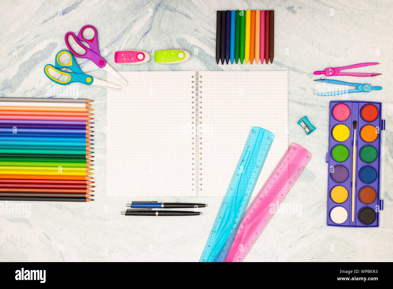 Zurück zu Schule - Schule liefert auf dem Schreibtisch Stockfoto