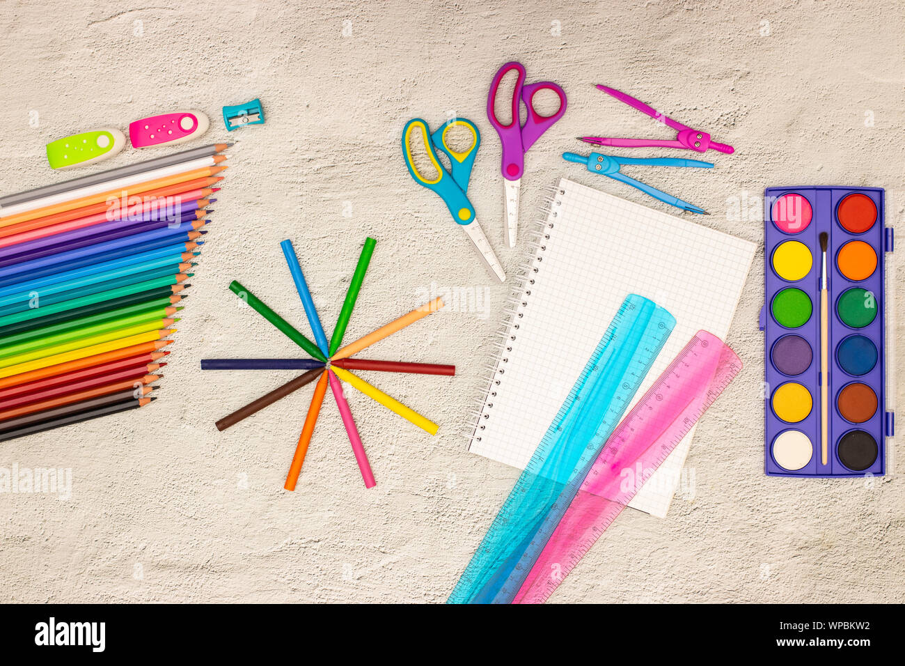 Zurück zu Schule - Schule liefert auf dem Schreibtisch Stockfoto