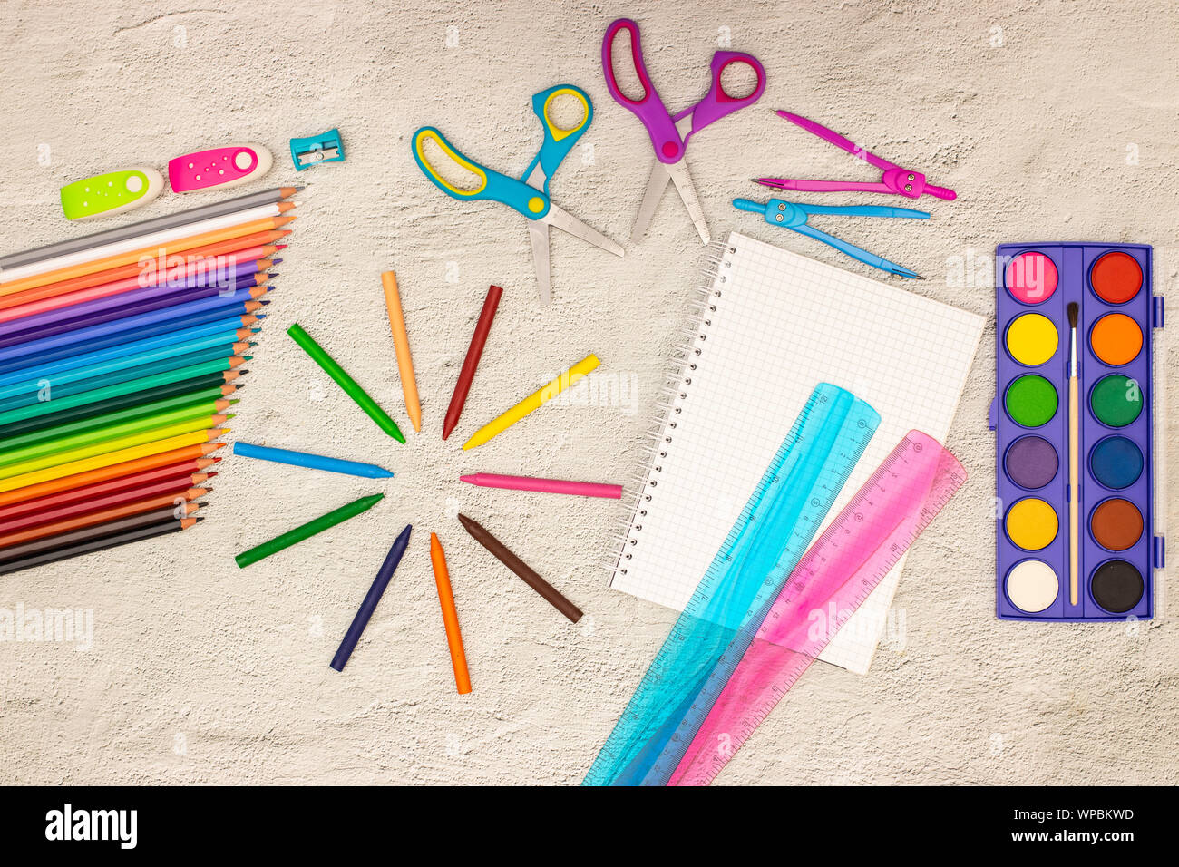 Zurück zu Schule - Schule liefert auf dem Schreibtisch Stockfoto