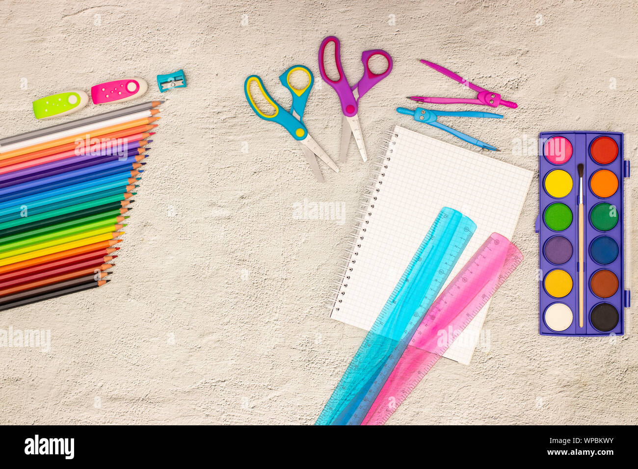 Zurück zu Schule - Schule liefert auf dem Schreibtisch Stockfoto