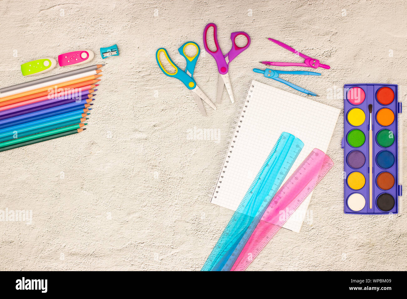 Zurück zu Schule - Schule liefert auf dem Schreibtisch Stockfoto