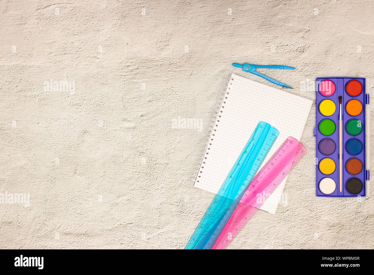 Zurück zu Schule - Schule liefert auf dem Schreibtisch Stockfoto