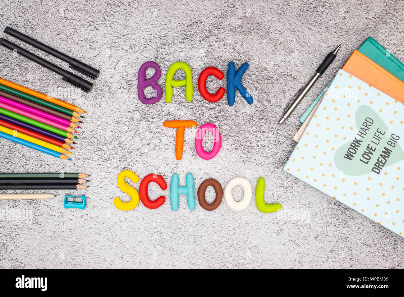 Zurück zu Schule - Schule liefert auf dem Schreibtisch Stockfoto