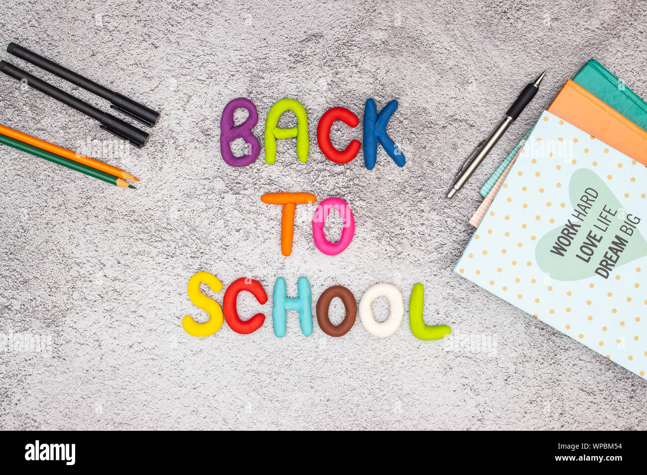 Zurück zu Schule - Schule liefert auf dem Schreibtisch Stockfoto