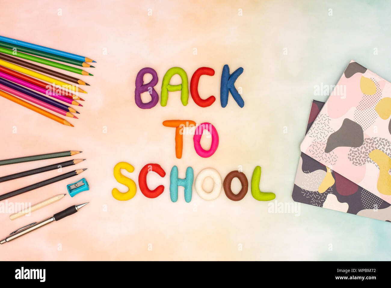 Zurück zu Schule - Schule liefert auf dem Schreibtisch Stockfoto