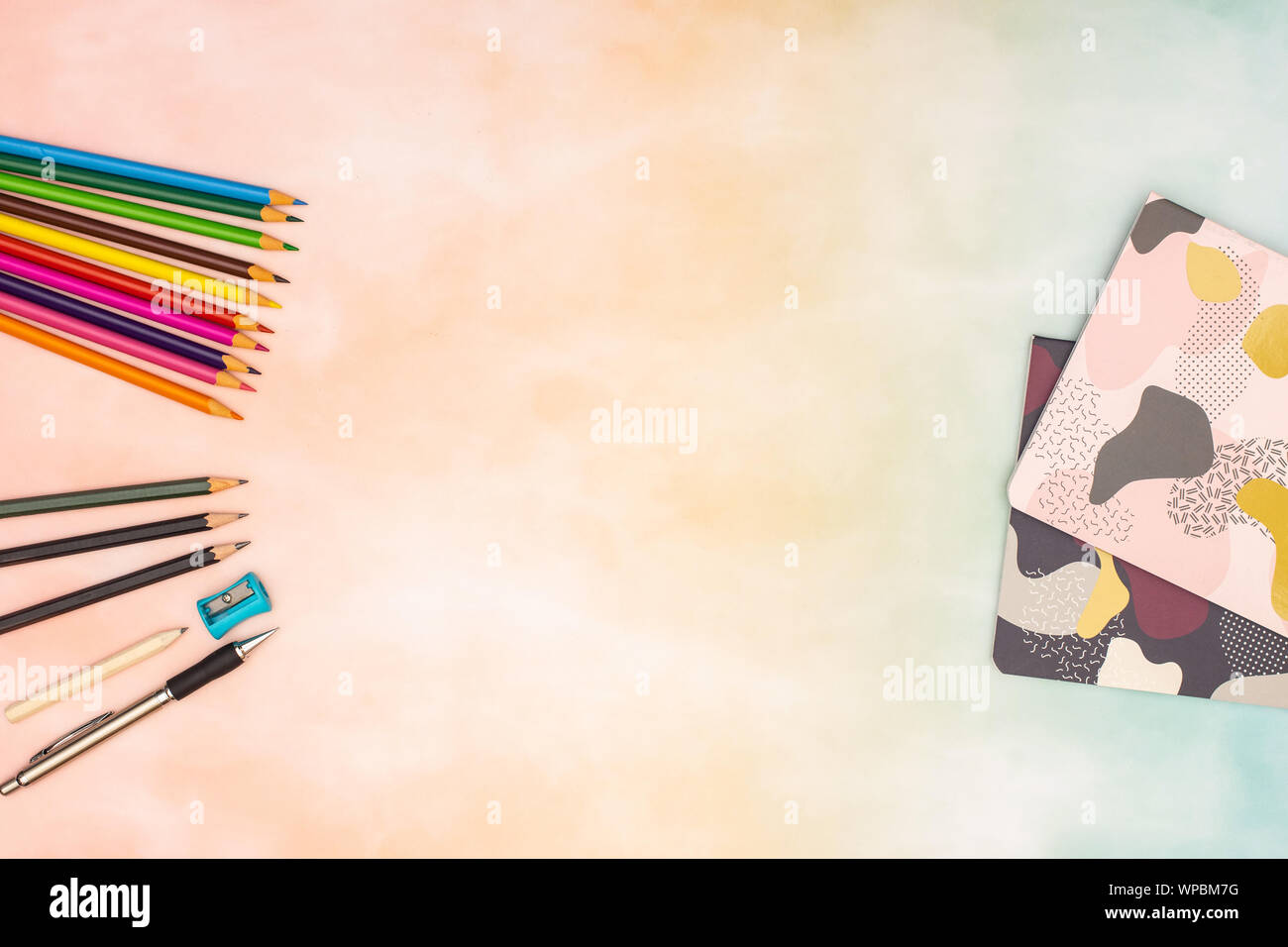 Zurück zu Schule - Schule liefert auf dem Schreibtisch Stockfoto