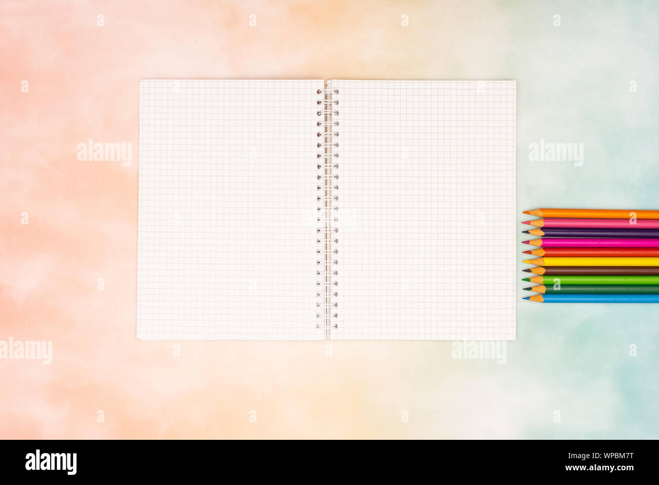 Zurück zu Schule - Schule liefert auf dem Schreibtisch Stockfoto