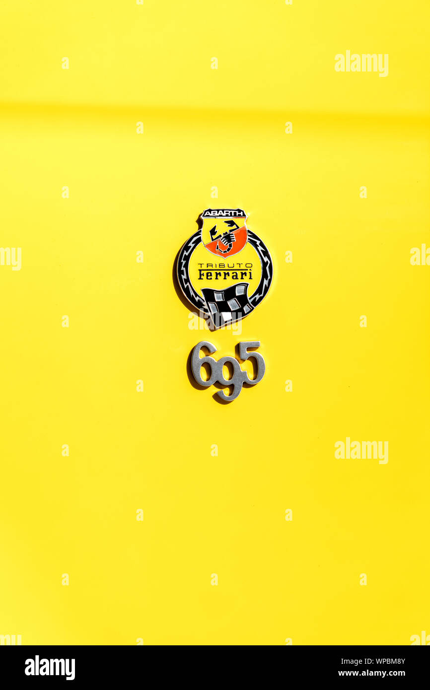 Fiat Abarth Abzeichen auf gelbem Hintergrund Stockfoto