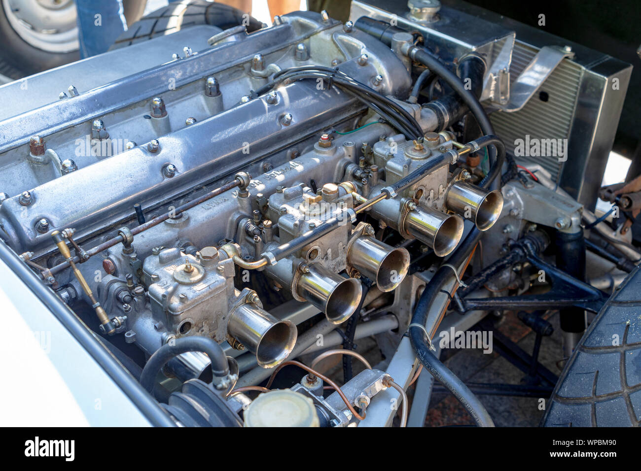 Klassische high Performance Car Motor mit drei Weber/Choke Vergaser montiert Stockfoto