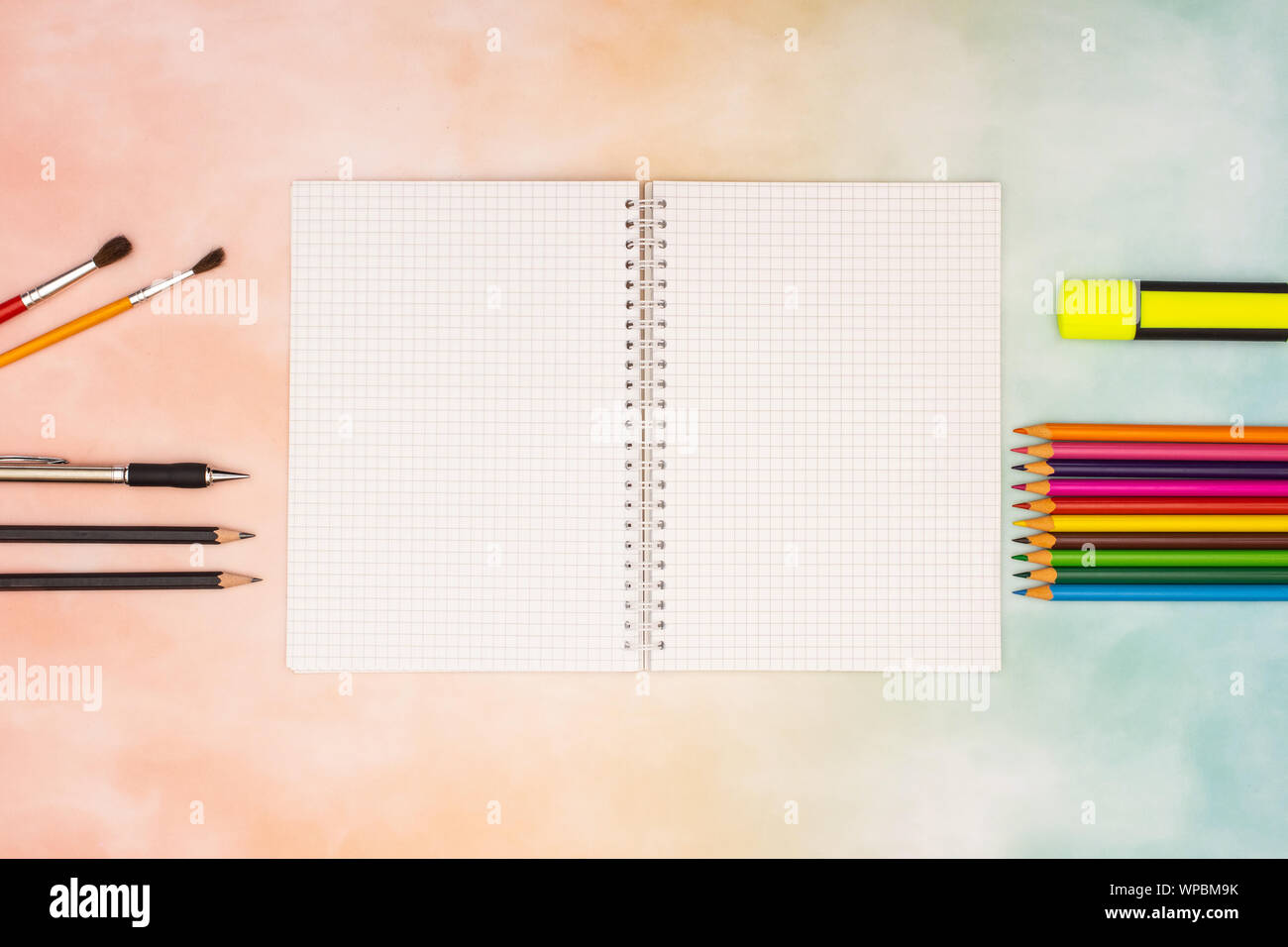 Zurück zu Schule - Schule liefert auf dem Schreibtisch Stockfoto