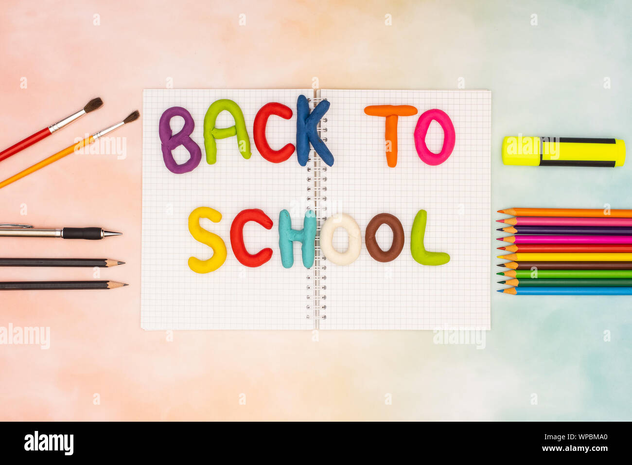 Zurück zu Schule - Schule liefert auf dem Schreibtisch Stockfoto