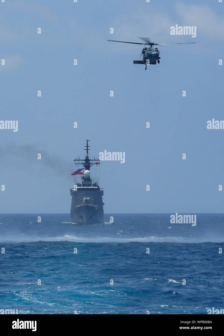 Golf von Thailand (Sept. 4, 2019) - Die Philippinische Marine BRP Ramon Alcaraz (PS 16) Dampfgaren im Golf von Thailand mit einem U.S. Navy SH-60S Sea Hawk Hubschrauber in einem Foto Übung als Teil des Verbands Südostasiatischer Nationen (ASEAN) - US- Maritime Übung (AUMX). Die erste AUMX, Co -, die durch die USA und die Königlich Thailändische marine Led, mit maritimen Kräfte aus den USA und aus allen 10 ASEAN-Mitgliedstaaten. AUMX fördert die gemeinsamen Verpflichtungen Partnerschaften, Sicherheit und Stabilität in Südostasien auf den Seeverkehr. (U.S. Marine Foto von Mass Communication Specialist 1. Klasse Greg Johnson) Stockfoto