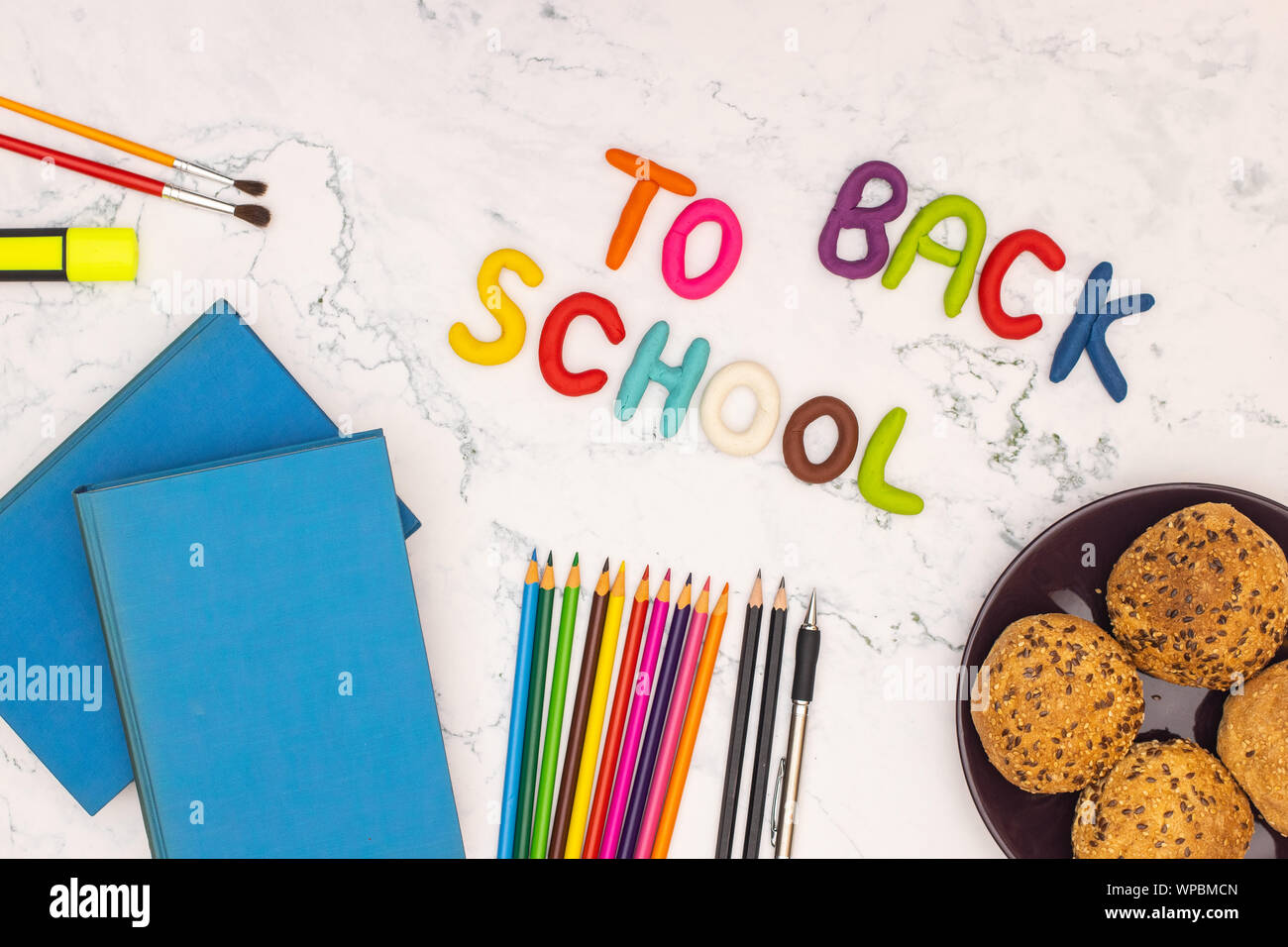 Zurück zu Schule - Schule liefert auf dem Schreibtisch Stockfoto