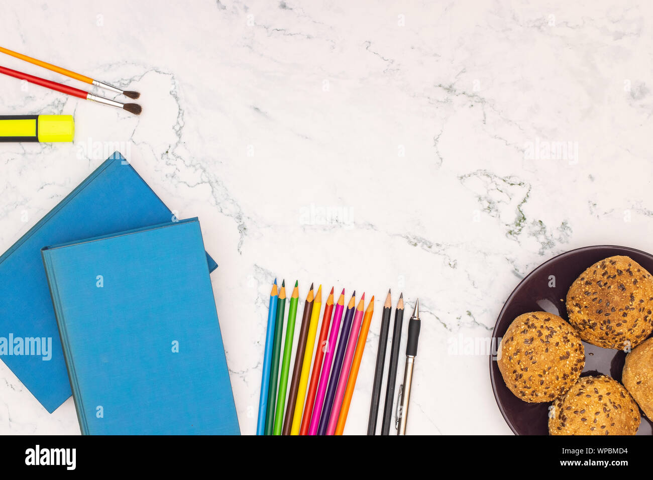 Zurück zu Schule - Schule liefert auf dem Schreibtisch Stockfoto