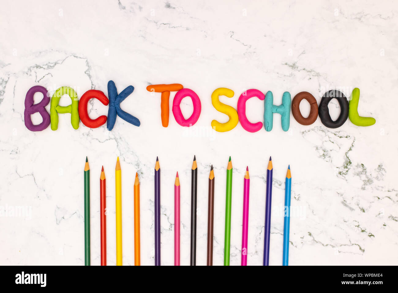 Zurück zu Schule - Schule liefert auf dem Schreibtisch Stockfoto