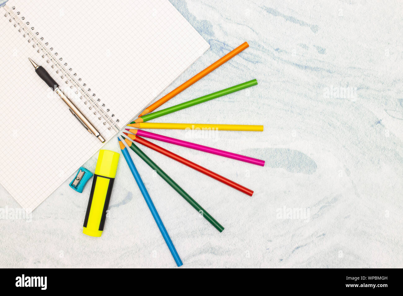 Zurück zu Schule - Schule liefert auf dem Schreibtisch Stockfoto