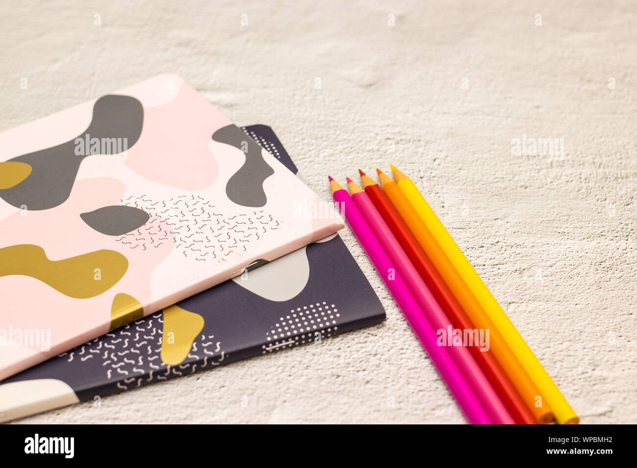 Zurück zu Schule - Schule liefert auf dem Schreibtisch Stockfoto