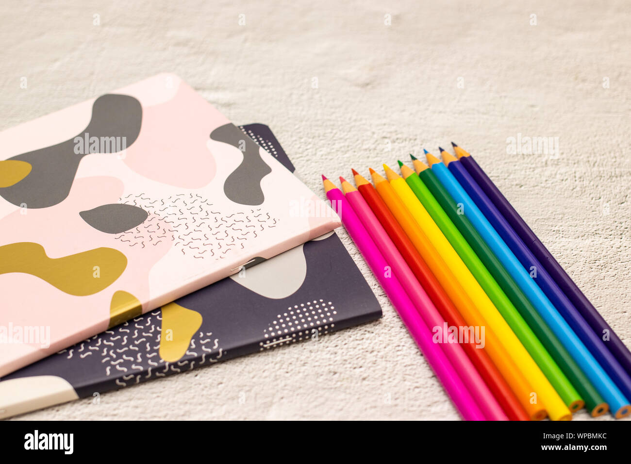 Zurück zu Schule - Schule liefert auf dem Schreibtisch Stockfoto