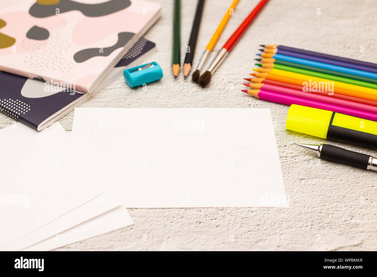Zurück zu Schule - Schule liefert auf dem Schreibtisch Stockfoto