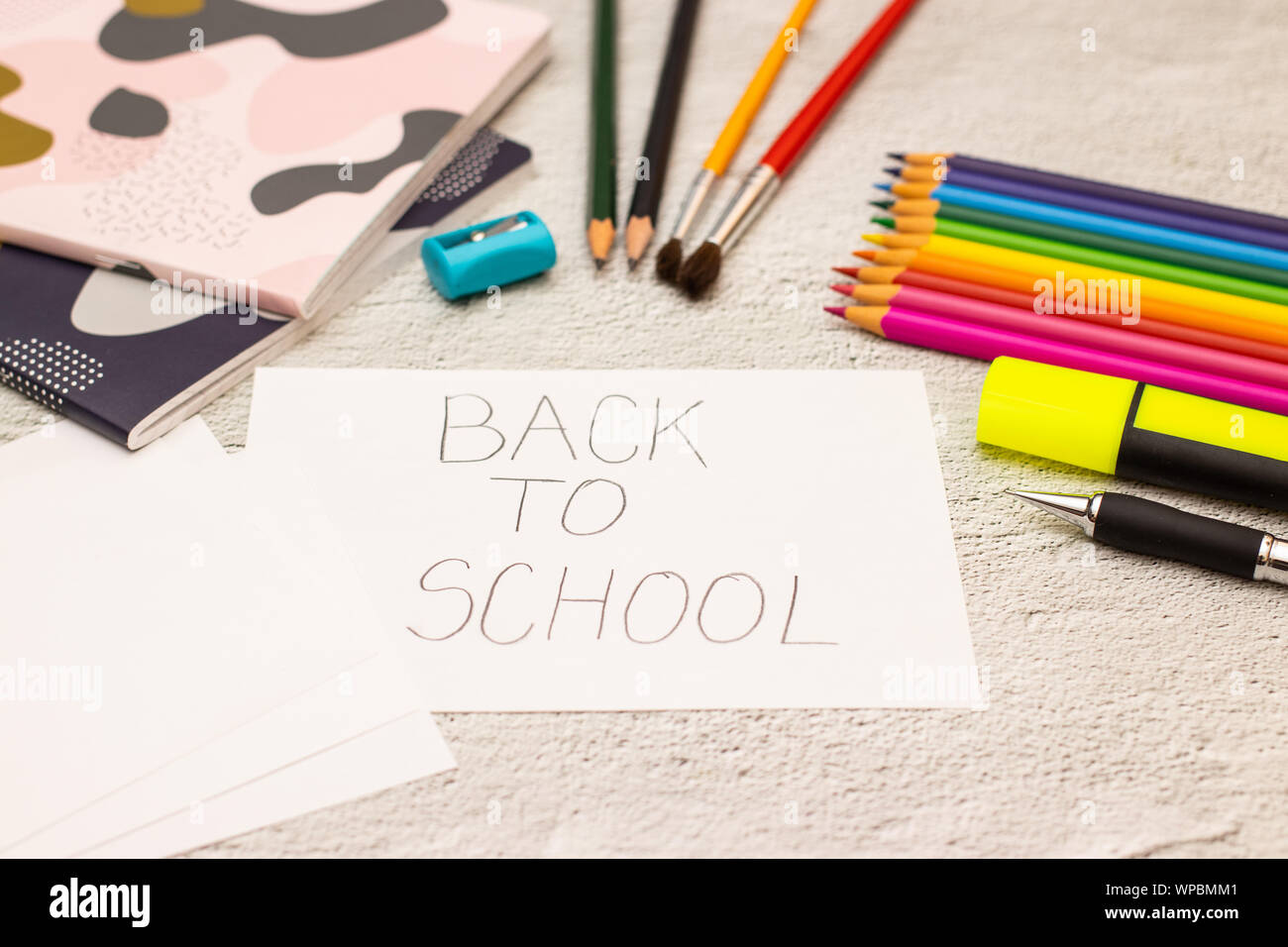 Zurück zu Schule - Schule liefert auf dem Schreibtisch Stockfoto