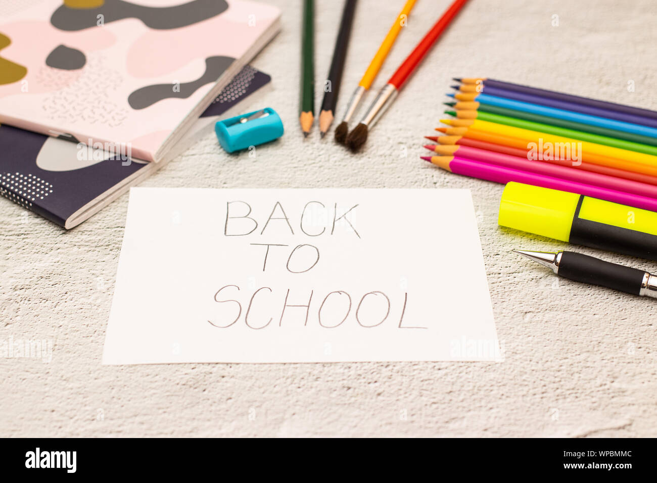 Zurück zu Schule - Schule liefert auf dem Schreibtisch Stockfoto