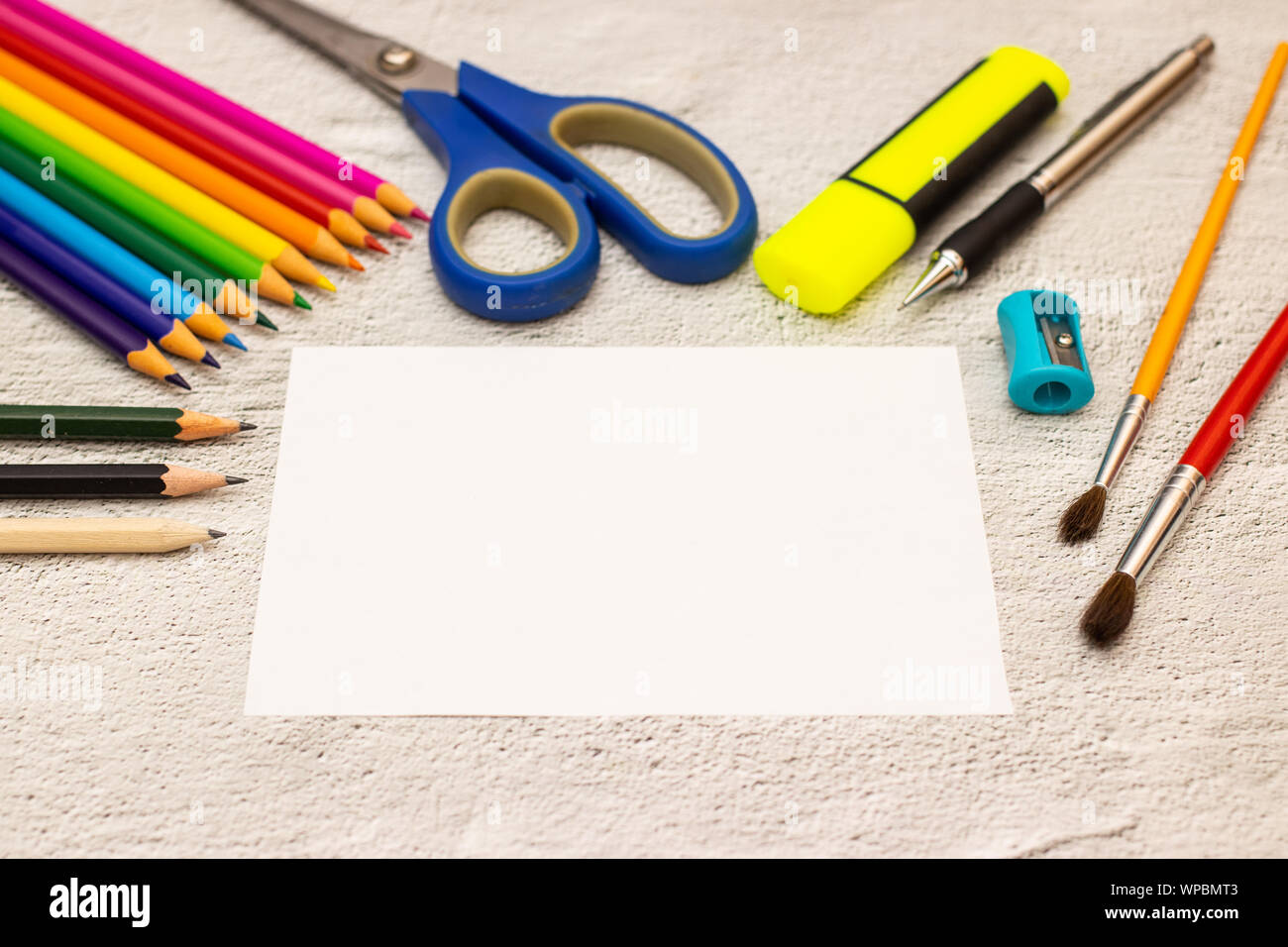 Zurück zu Schule - Schule liefert auf dem Schreibtisch Stockfoto